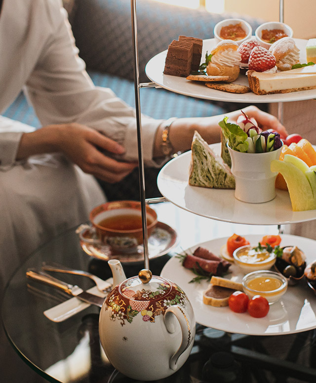 写真:華やかなスイーツの数々とやさしい香りの”嬉野和紅茶”