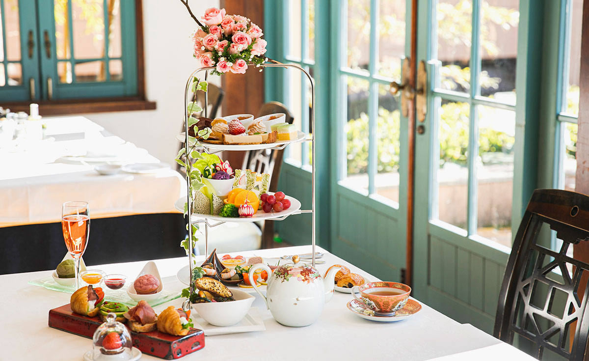 写真：色とりどりのスイーツやオリジナル嬉野和紅茶