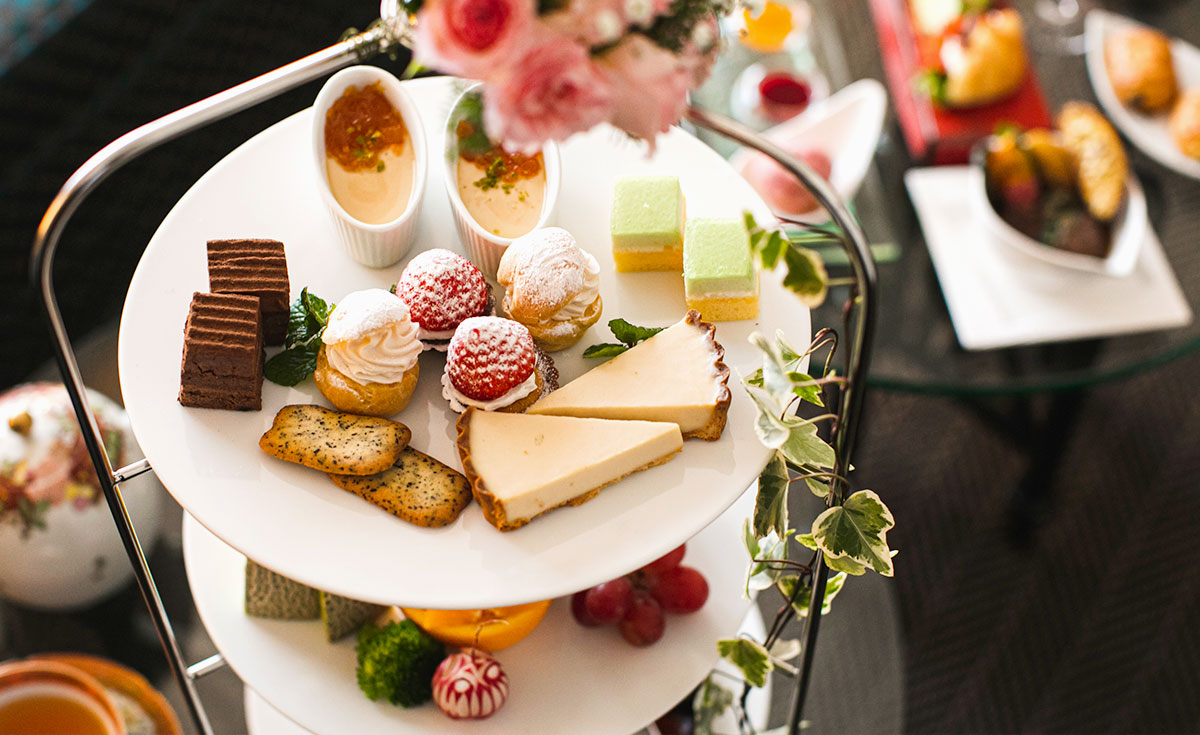 写真：色とりどりのスイーツやオリジナル嬉野和紅茶