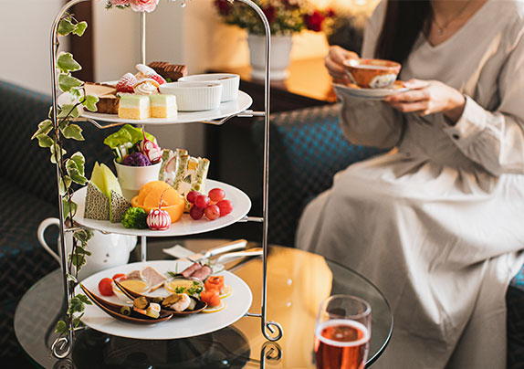 写真:スイートルームで愉しむアフタヌーンティー